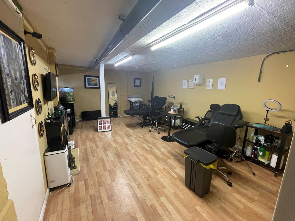 Lot: 15 - FREEHOLD INVESTMENT IN DESIRABLE TOWN CENTRE LOCATION -